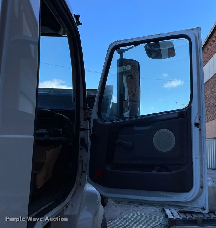 image for item LJ9547 2017 Volvo VNL  semi truck