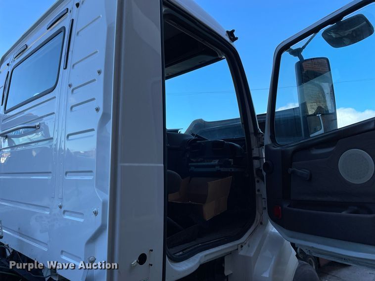 image for item LJ9547 2017 Volvo VNL  semi truck