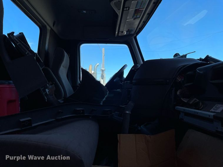 image for item LJ9547 2017 Volvo VNL  semi truck