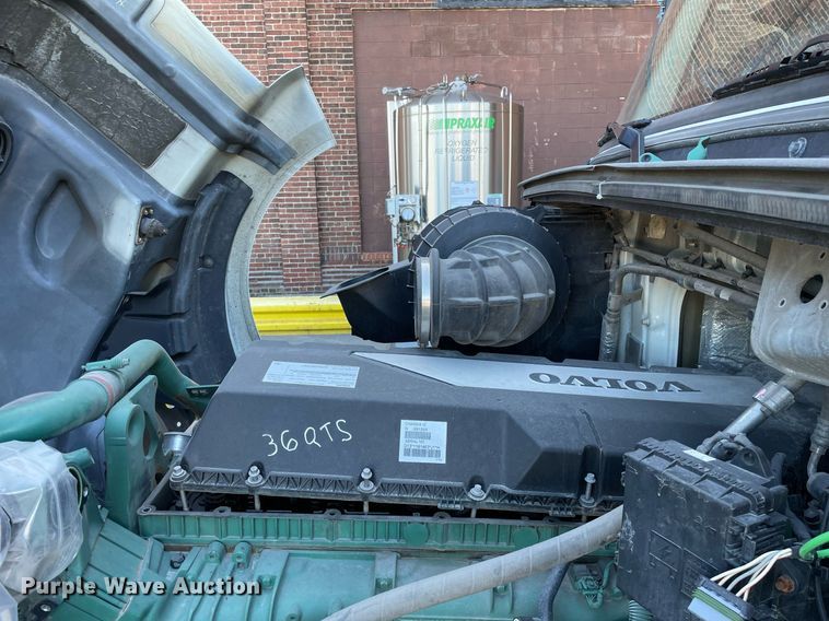 image for item LJ9547 2017 Volvo VNL  semi truck