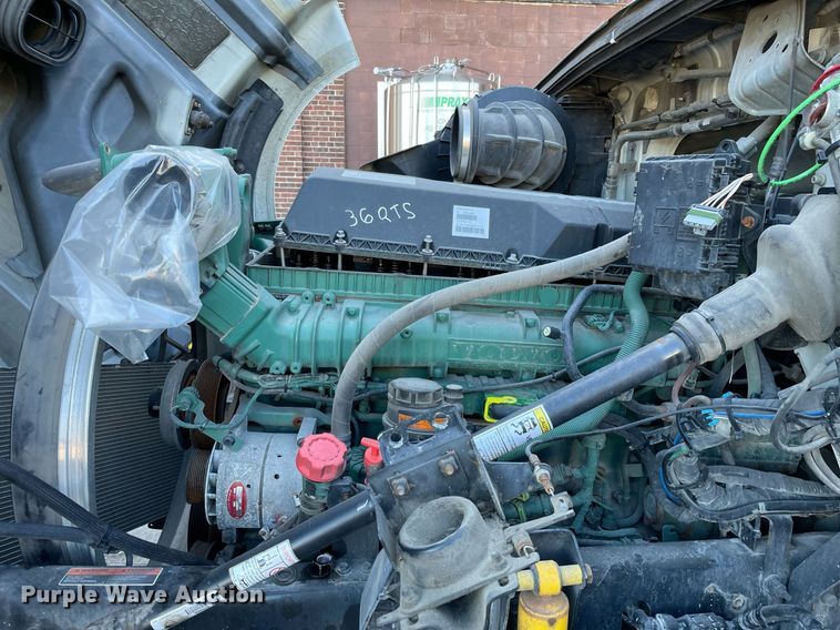 image for item LJ9547 2017 Volvo VNL  semi truck