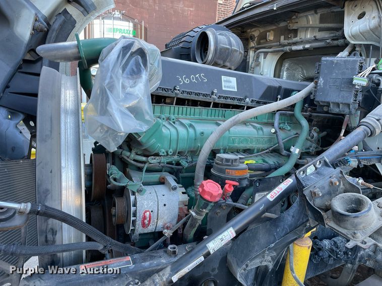 image for item LJ9547 2017 Volvo VNL  semi truck