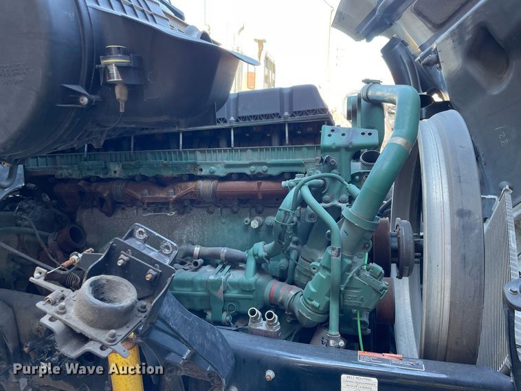 image for item LJ9547 2017 Volvo VNL  semi truck