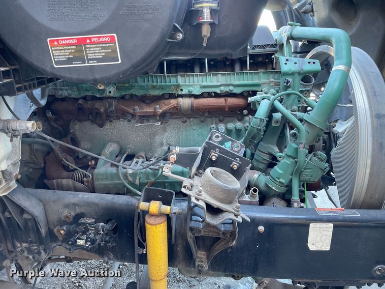 image for item LJ9547 2017 Volvo VNL  semi truck