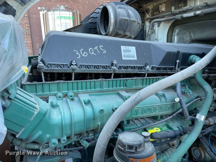 image for item LJ9547 2017 Volvo VNL  semi truck