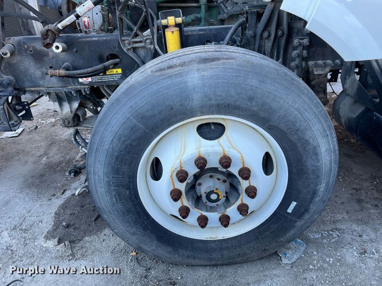 image for item LJ9547 2017 Volvo VNL  semi truck