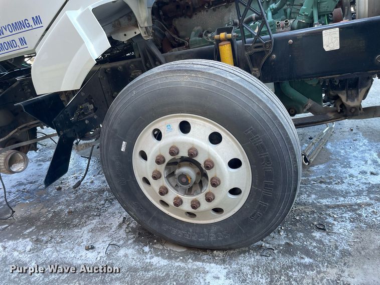 image for item LJ9547 2017 Volvo VNL  semi truck