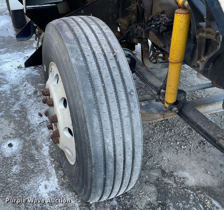 image for item LJ9547 2017 Volvo VNL  semi truck