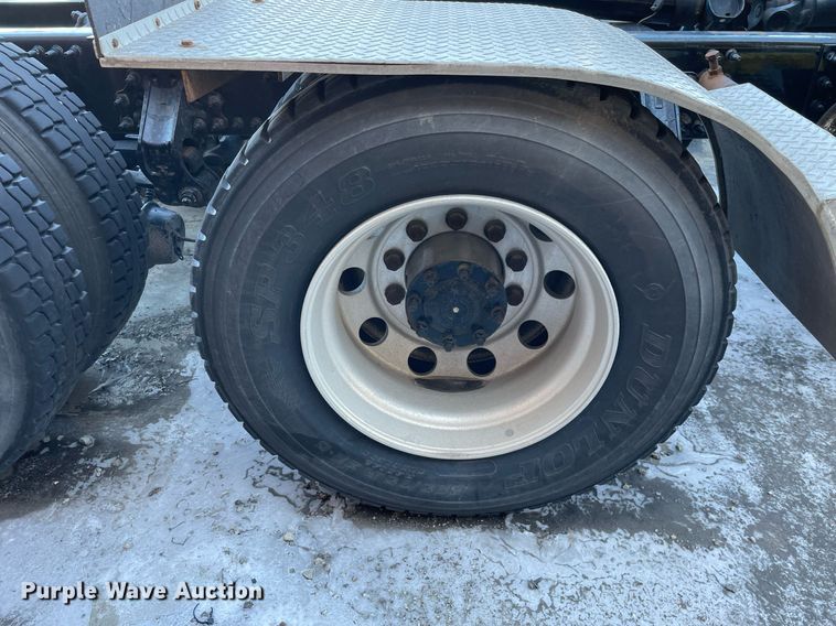 image for item LJ9547 2017 Volvo VNL  semi truck