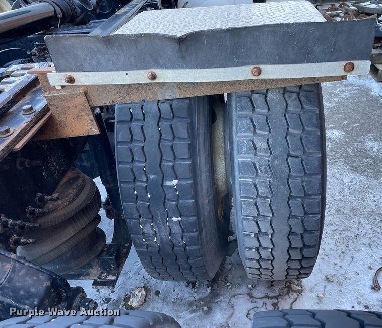 image for item LJ9547 2017 Volvo VNL  semi truck