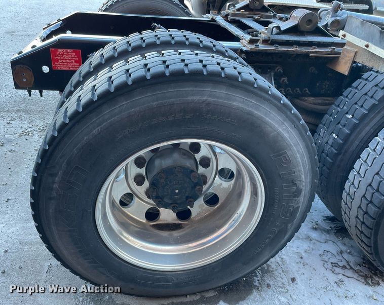 image for item LJ9547 2017 Volvo VNL  semi truck