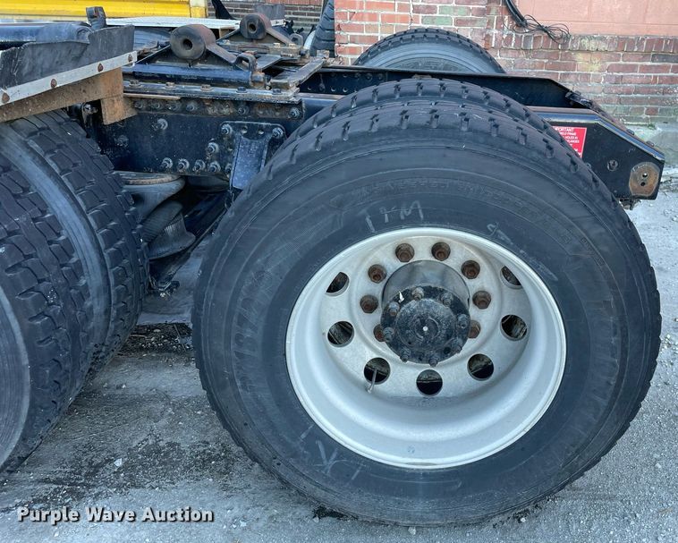 image for item LJ9547 2017 Volvo VNL  semi truck