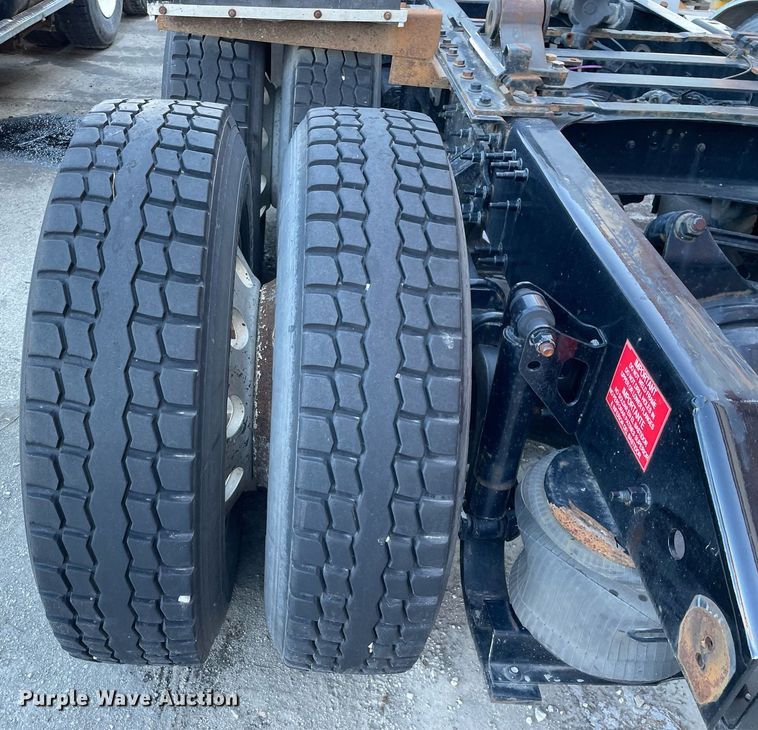 image for item LJ9547 2017 Volvo VNL  semi truck