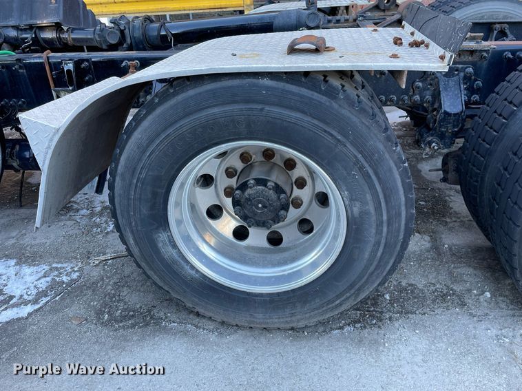 image for item LJ9547 2017 Volvo VNL  semi truck