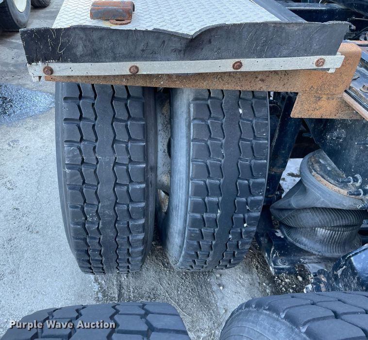 image for item LJ9547 2017 Volvo VNL  semi truck