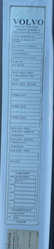 image for item LJ9547 2017 Volvo VNL  semi truck