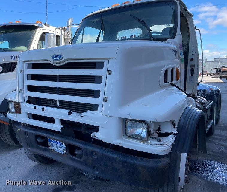 image for item LJ9548 1997 Ford LTA9000  semi truck