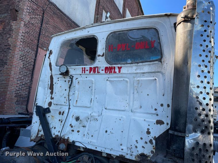 image for item LJ9548 1997 Ford LTA9000  semi truck