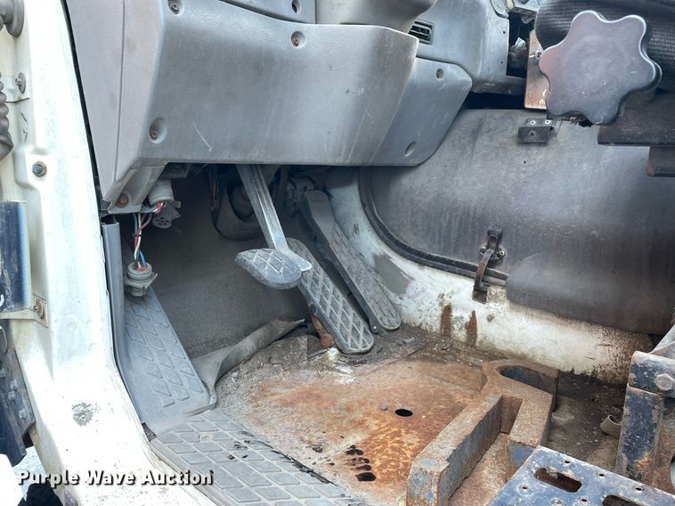 image for item LJ9548 1997 Ford LTA9000  semi truck