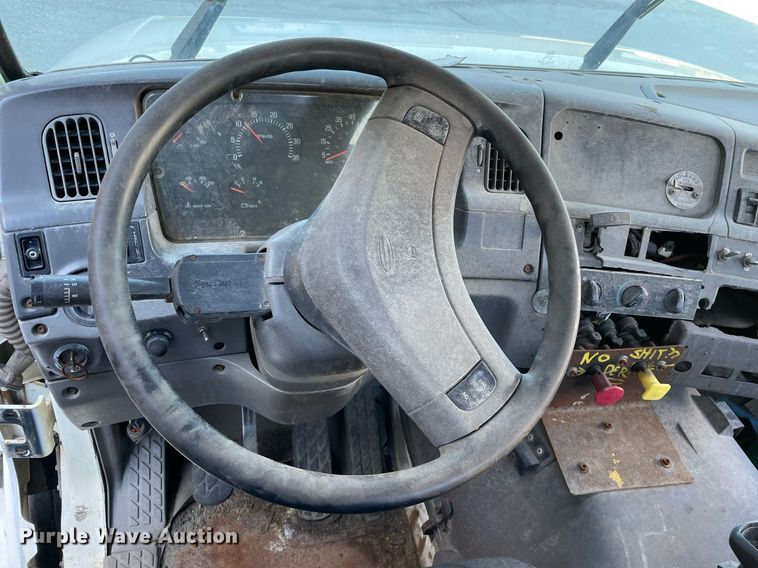 image for item LJ9548 1997 Ford LTA9000  semi truck