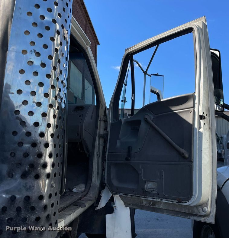 image for item LJ9548 1997 Ford LTA9000  semi truck