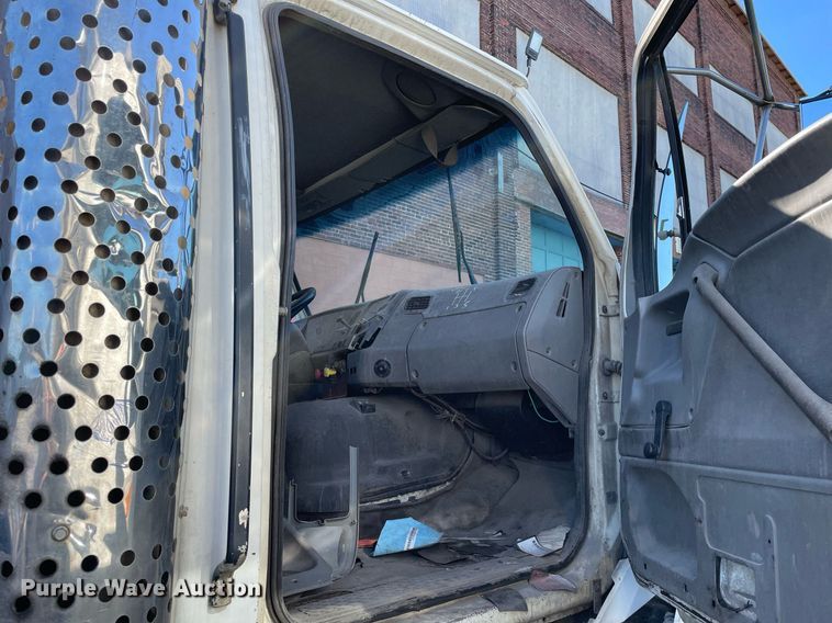 image for item LJ9548 1997 Ford LTA9000  semi truck