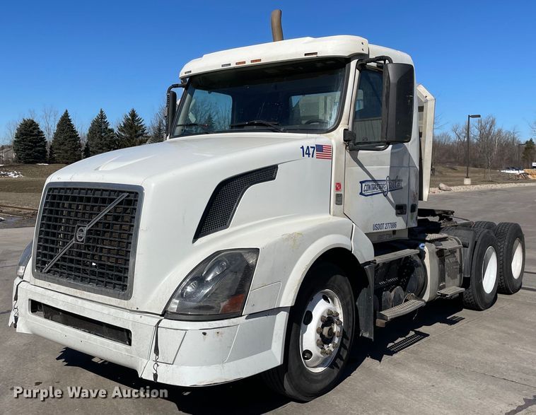 image for item LJ9551 2013 Volvo  semi truck