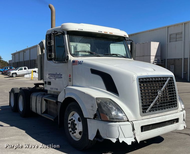 image for item LJ9551 2013 Volvo  semi truck