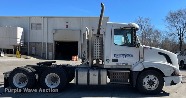 image for item LJ9551 2013 Volvo  semi truck