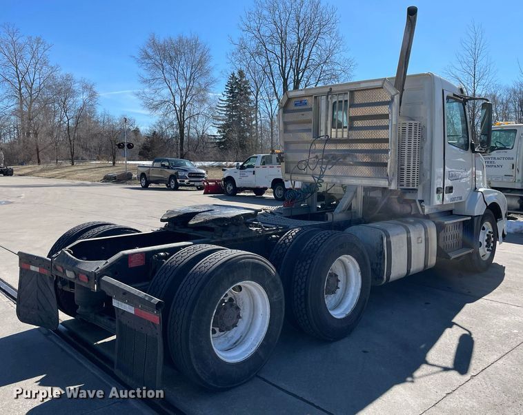 image for item LJ9551 2013 Volvo  semi truck