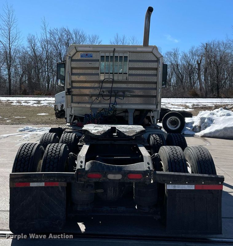 image for item LJ9551 2013 Volvo  semi truck