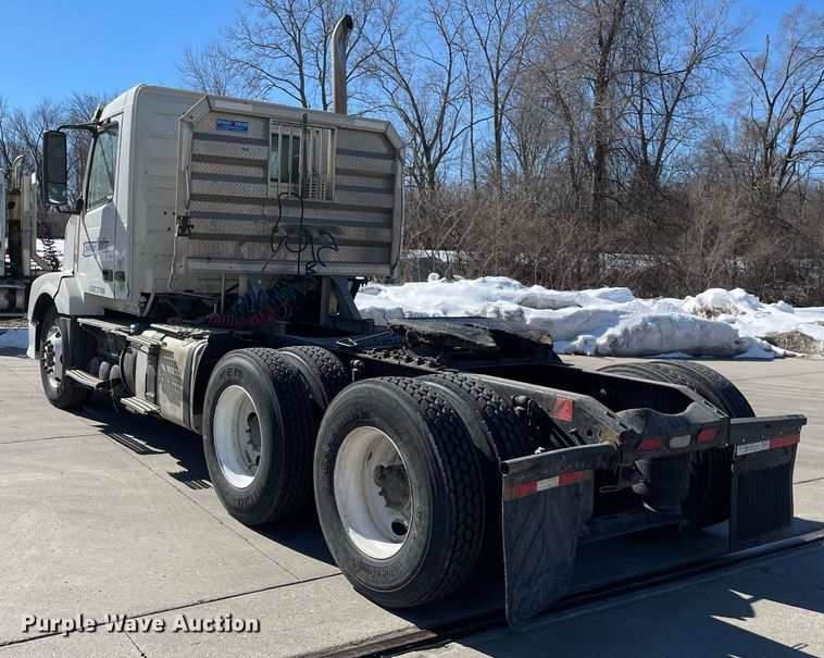 image for item LJ9551 2013 Volvo  semi truck