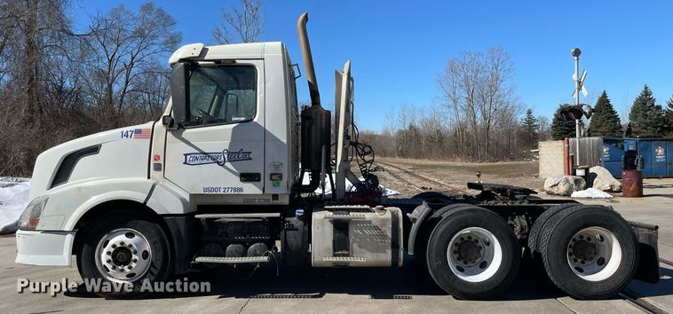 image for item LJ9551 2013 Volvo  semi truck