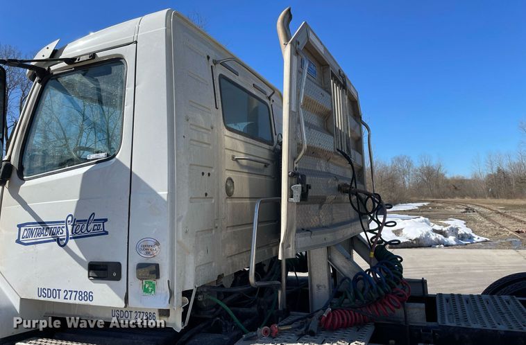 image for item LJ9551 2013 Volvo  semi truck