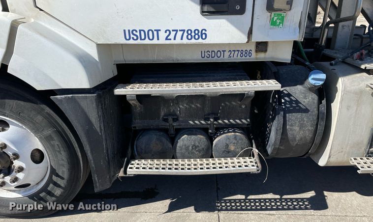 image for item LJ9551 2013 Volvo  semi truck