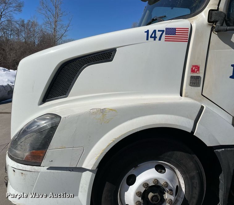 image for item LJ9551 2013 Volvo  semi truck