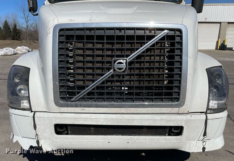 image for item LJ9551 2013 Volvo  semi truck
