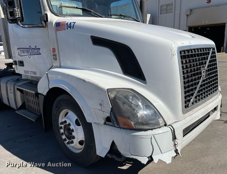 image for item LJ9551 2013 Volvo  semi truck