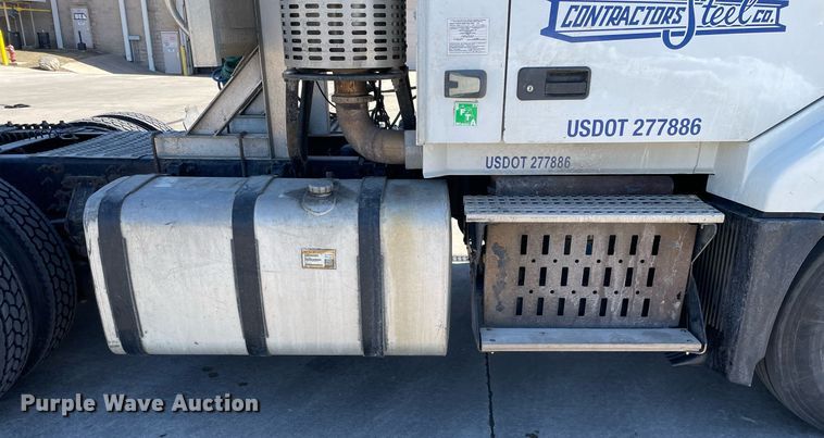 image for item LJ9551 2013 Volvo  semi truck