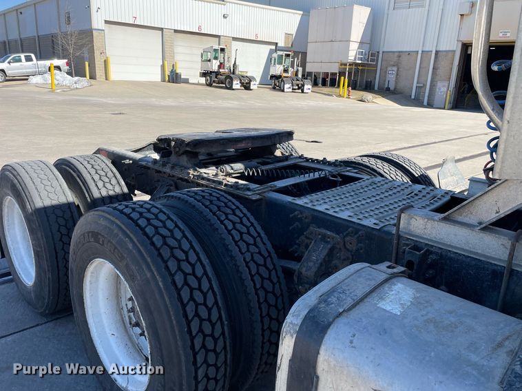 image for item LJ9551 2013 Volvo  semi truck