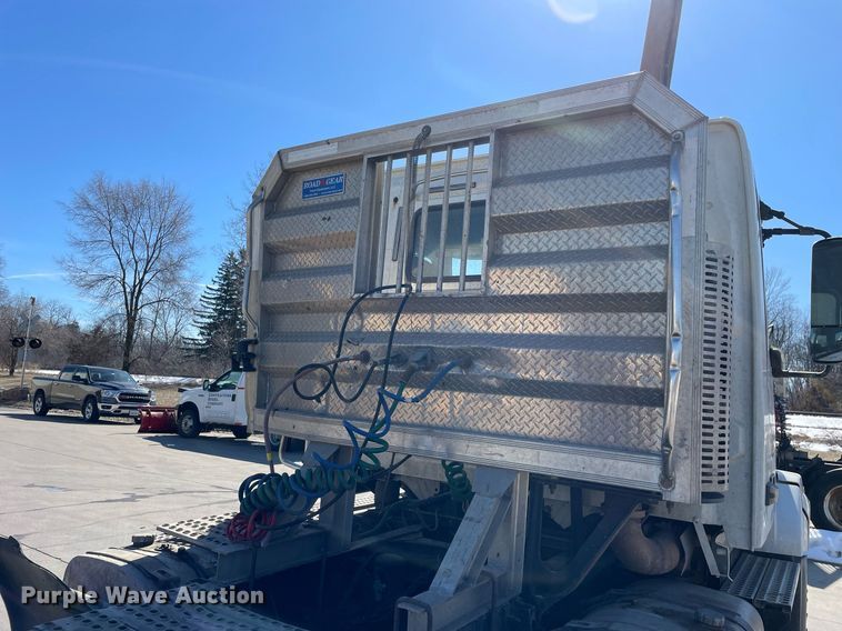 image for item LJ9551 2013 Volvo  semi truck