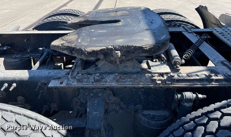 image for item LJ9551 2013 Volvo  semi truck