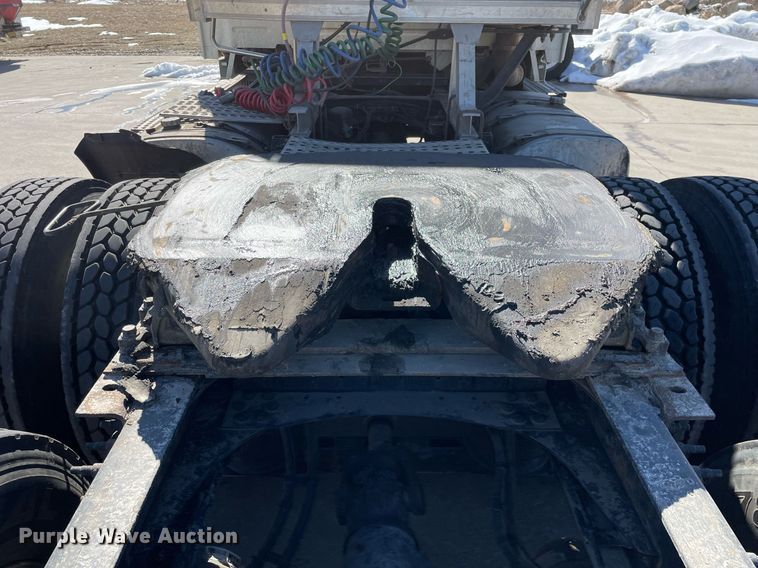 image for item LJ9551 2013 Volvo  semi truck