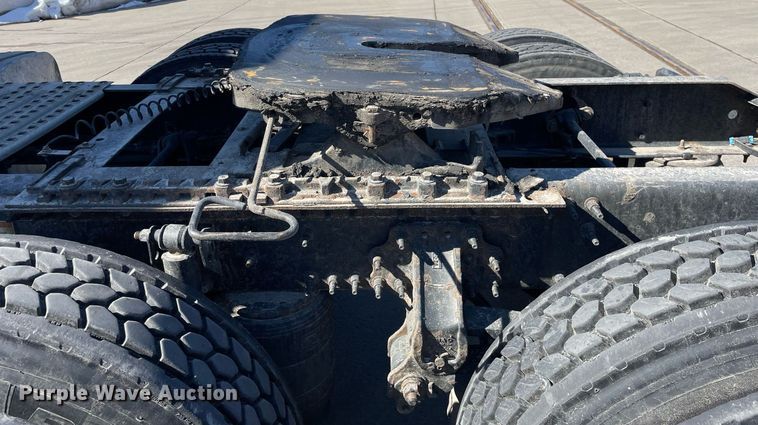 image for item LJ9551 2013 Volvo  semi truck