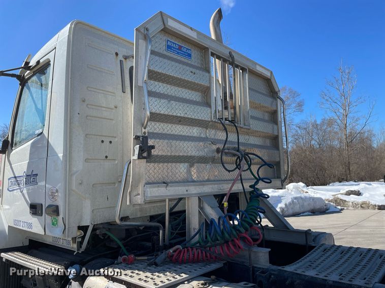 image for item LJ9551 2013 Volvo  semi truck