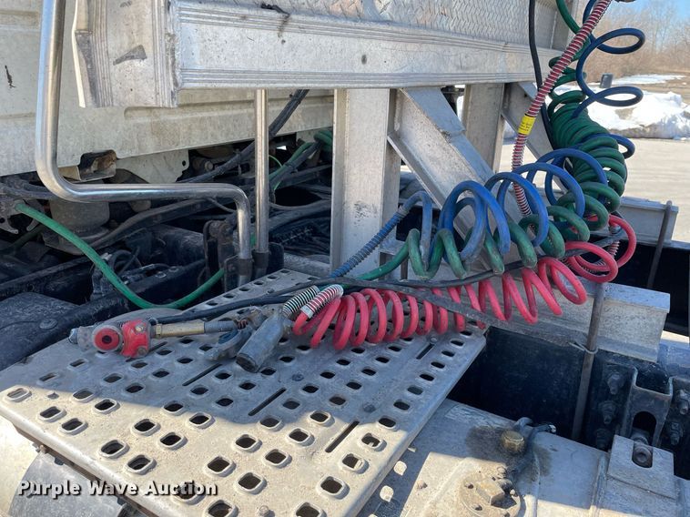 image for item LJ9551 2013 Volvo  semi truck