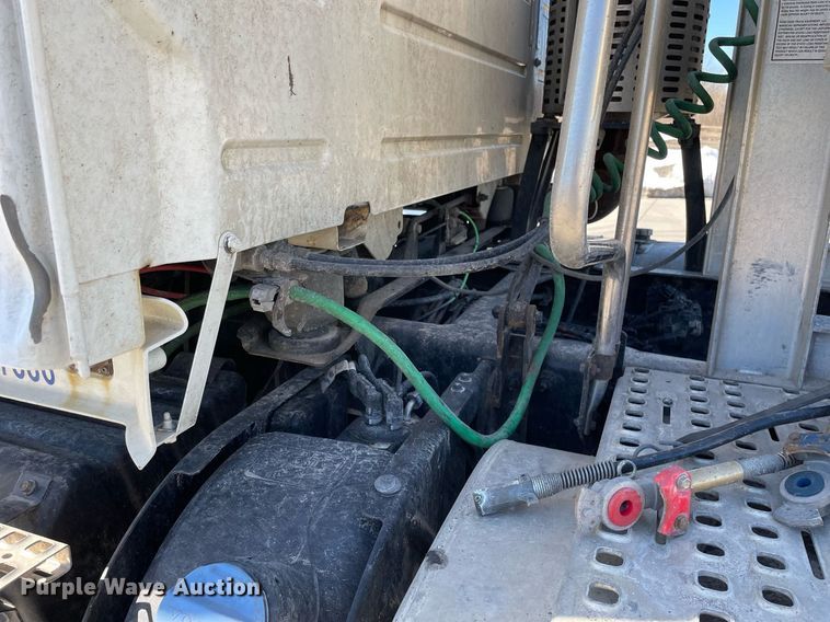 image for item LJ9551 2013 Volvo  semi truck