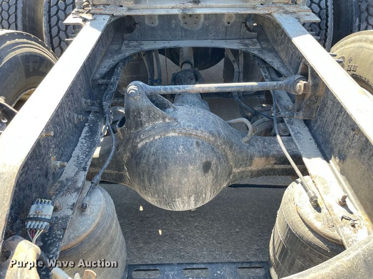 image for item LJ9551 2013 Volvo  semi truck