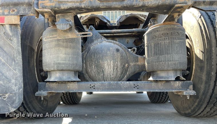 image for item LJ9551 2013 Volvo  semi truck