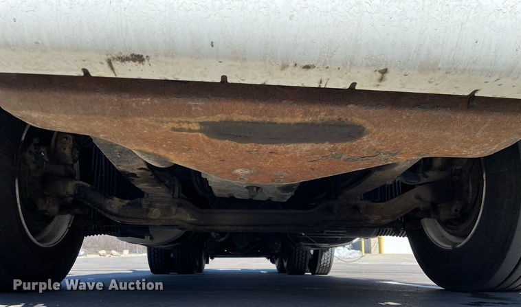 image for item LJ9551 2013 Volvo  semi truck